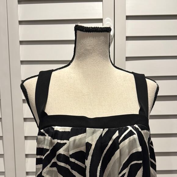 Chic Black and White Sleeveless Top - Picture 2 of 8